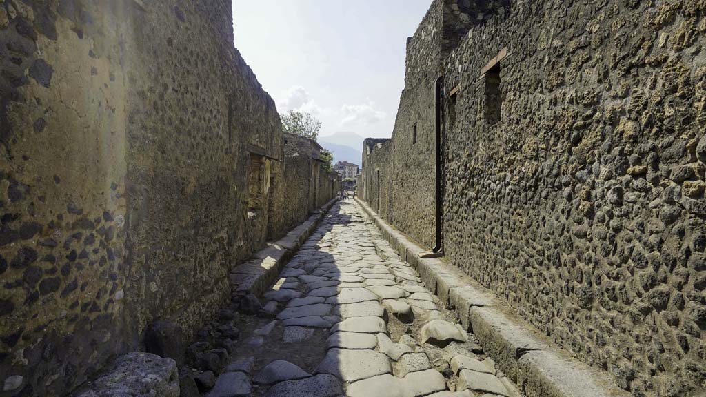 Via di Nocera, Pompeii. August 2021. 
Looking south between II.1 and I.13, from junction with Via dell’Abbondanza. Photo courtesy of Robert Hanson.
