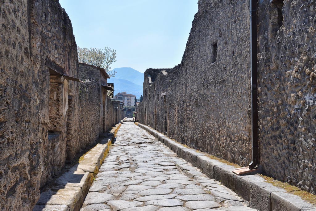 Via di Nocera.  April 2018. Looking south between II.1 and I.13, from near the junction with Via dell’Abbondanza.
Photo courtesy of Ian Lycett-King. Use is subject to Creative Commons Attribution-NonCommercial License v.4 International.