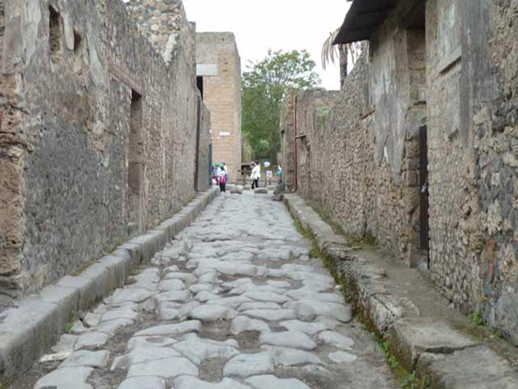 Via di Nocera, May 2010. 
Looking north between I.13 and II.1, towards Via dell’Abbondanza, from near I.13.6 on left and II.1.12 on right.