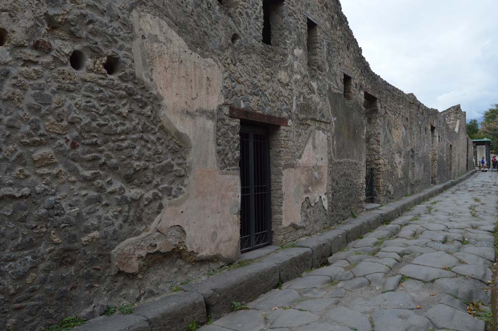 Via di Nocera, west side, Pompeii.  October 2017. Looking north towards entrance doorway of I.13.9, in centre. 
Foto Taylor Lauritsen, ERC Grant 681269 DÉCOR.