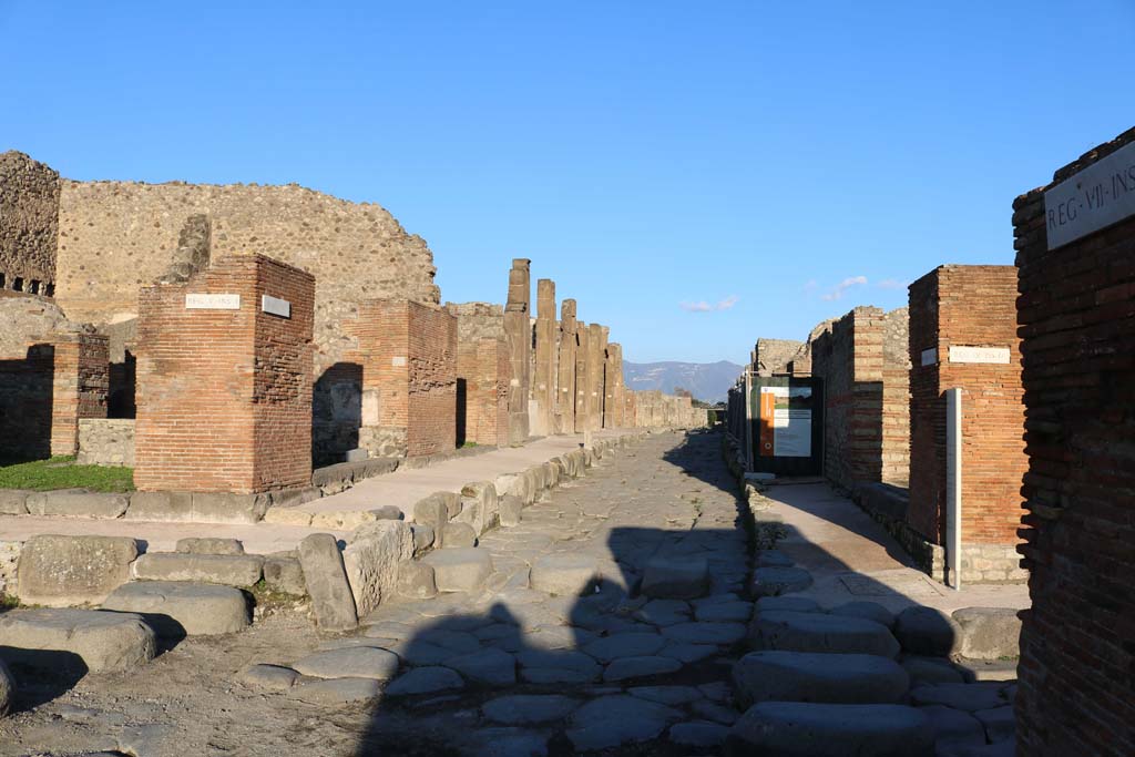 Via di Nola, Pompeii. December 2018. 
Looking east between V.1, on left, and IX.4, on right, from junction with Via del Vesuvio, on left, and Via Stabiana, on right. 
Photo courtesy of Aude Durand.