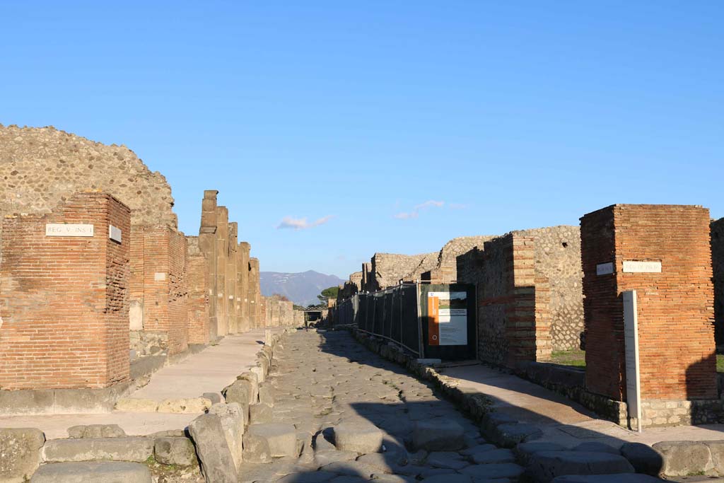 Via di Nola, Pompeii. December 2018. 
Looking east between V.1, on left, and IX.4, on right, from junction with Via del Vesuvio, on left, and Via Stabiana, on right. 
Photo courtesy of Aude Durand.