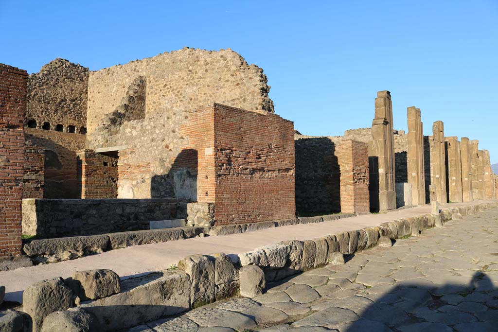 Via di Nola, north side, December 2018. 
Looking east towards entrance doorways from V.1.1 towards V.1.8. Photo courtesy of Aude Durand.