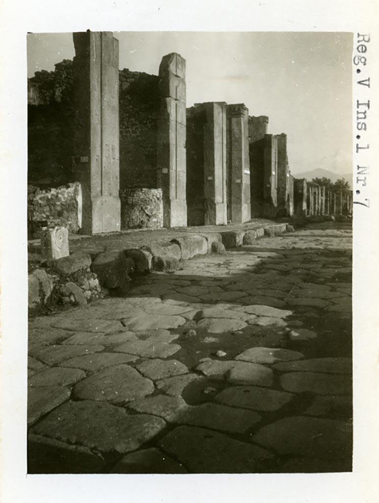 Via di Nola, Pompeii. Pre-1937-39. Looking north-east from near V.1.4 along north side.
Photo courtesy of American Academy in Rome, Photographic Archive. Warsher collection no. 1483.