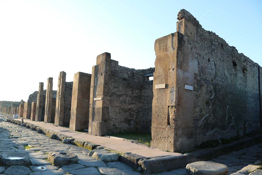 Via di Nola, north side, Pompeii. December 2018. 
Looking west along insula V.1, from near V.1.8, and junction with Vicolo di Cecilio Giocondo, on right. Photo courtesy of Aude Durand.