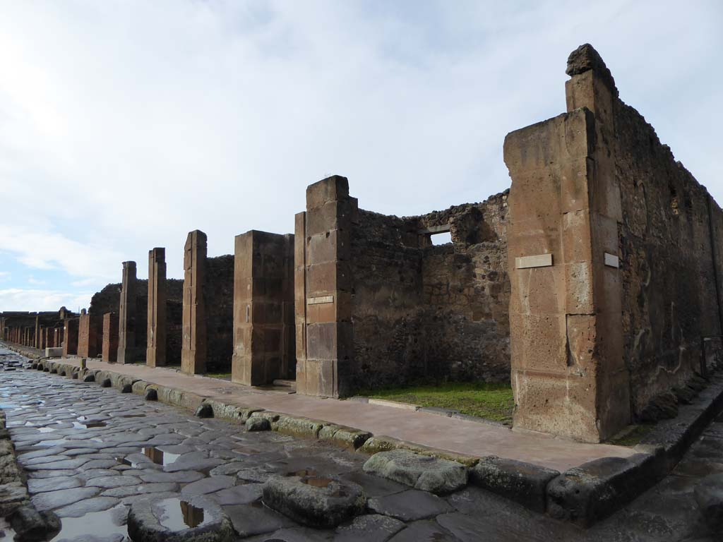Via di Nola, north side, Pompeii. January 2017. 
Looking west along insula V.1 towards the crossroads, from near V.1.8, and junction with Vicolo di Cecilio Giocondo, on right.
Foto Annette Haug, ERC Grant 681269 DÉCOR.