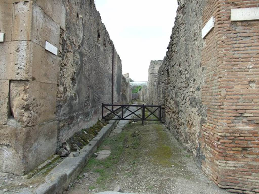 Via di Nola, March 2009. Looking north along Vicolo di Cecilio Giocondo, between V.1 and V.2.