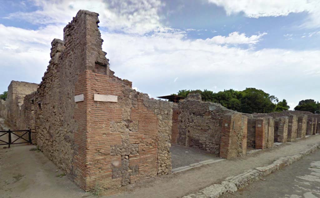 Via di Nola, Pompeii, north side. June 2019. Looking north-east along V.2, from junction with Vicolo di Cecilio Giocondo.
Foto Taylor Lauritsen, ERC Grant 681269 DÉCOR.