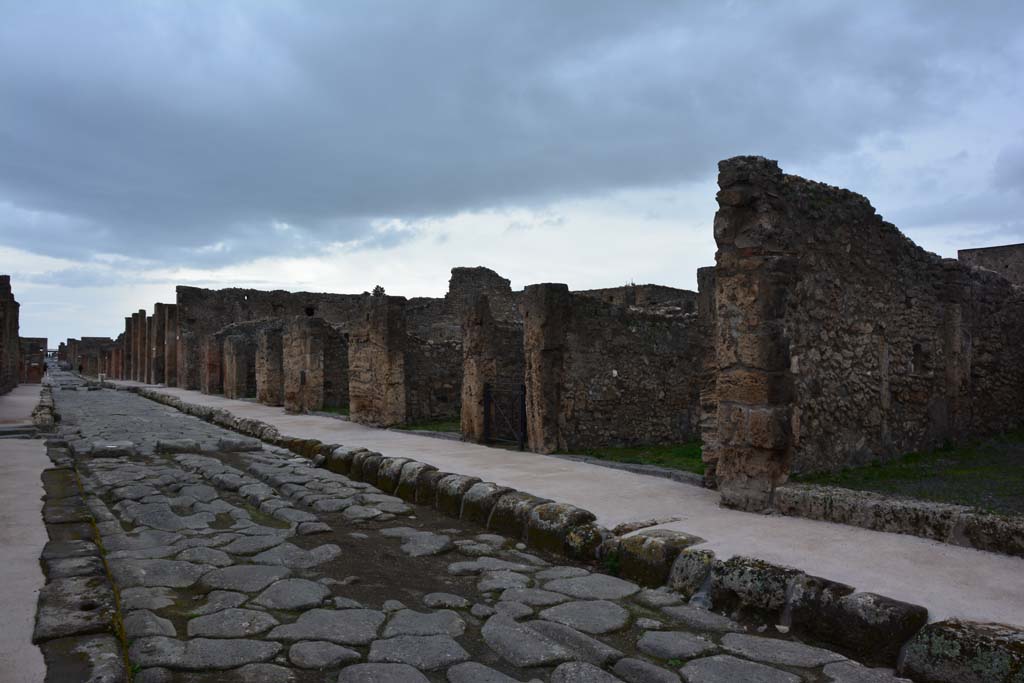Via di Nola, north side, Pompeii. March 2017. 
Looking west along north side from V.2.9, on right, towards V.1, and junction with Via della Fortuna, on left.
Foto Christian Beck, ERC Grant 681269 DÉCOR.