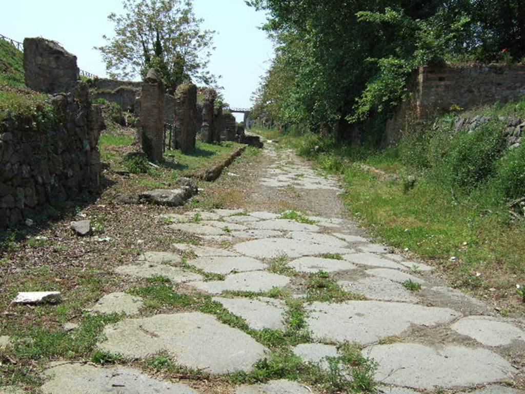 Via di Nola. May 2006. Looking west between III.11 and IV.5 from near the Nola Gate.