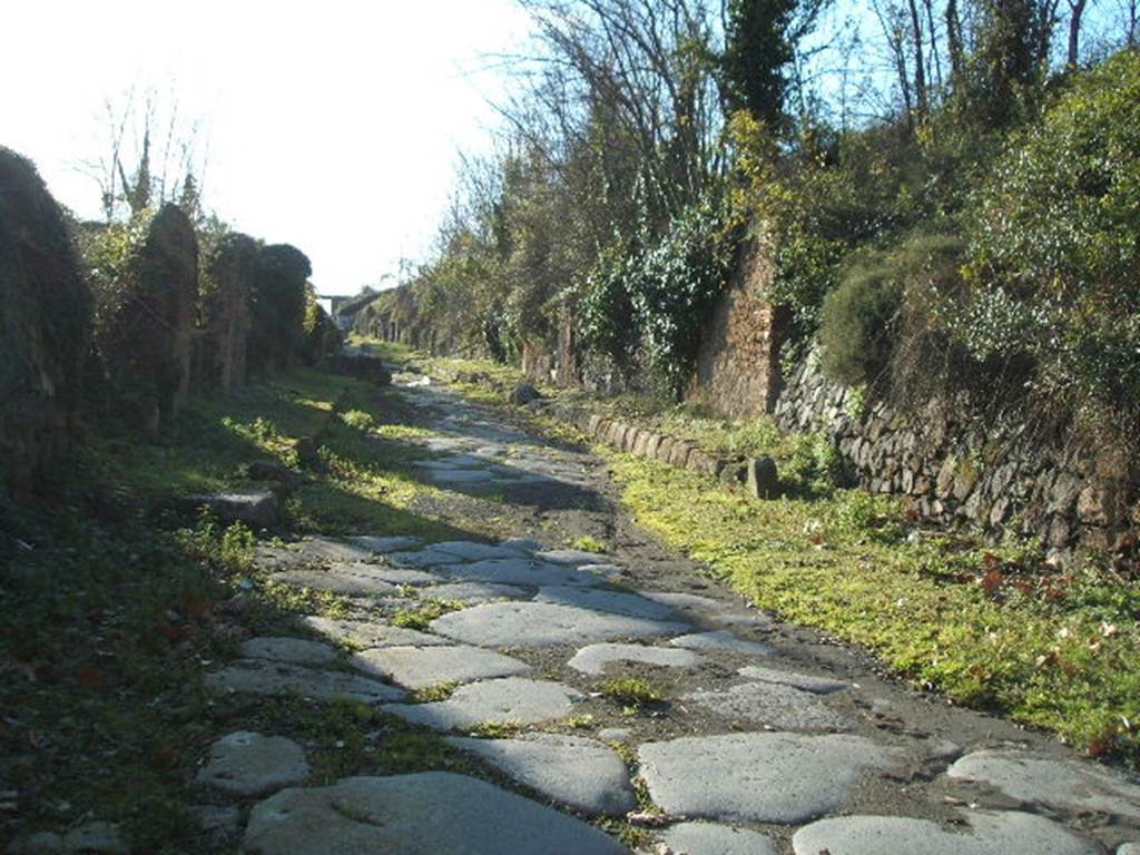 Via di Nola. December 2004. Looking west between III.11 and IV.5. from near the Nola Gate.