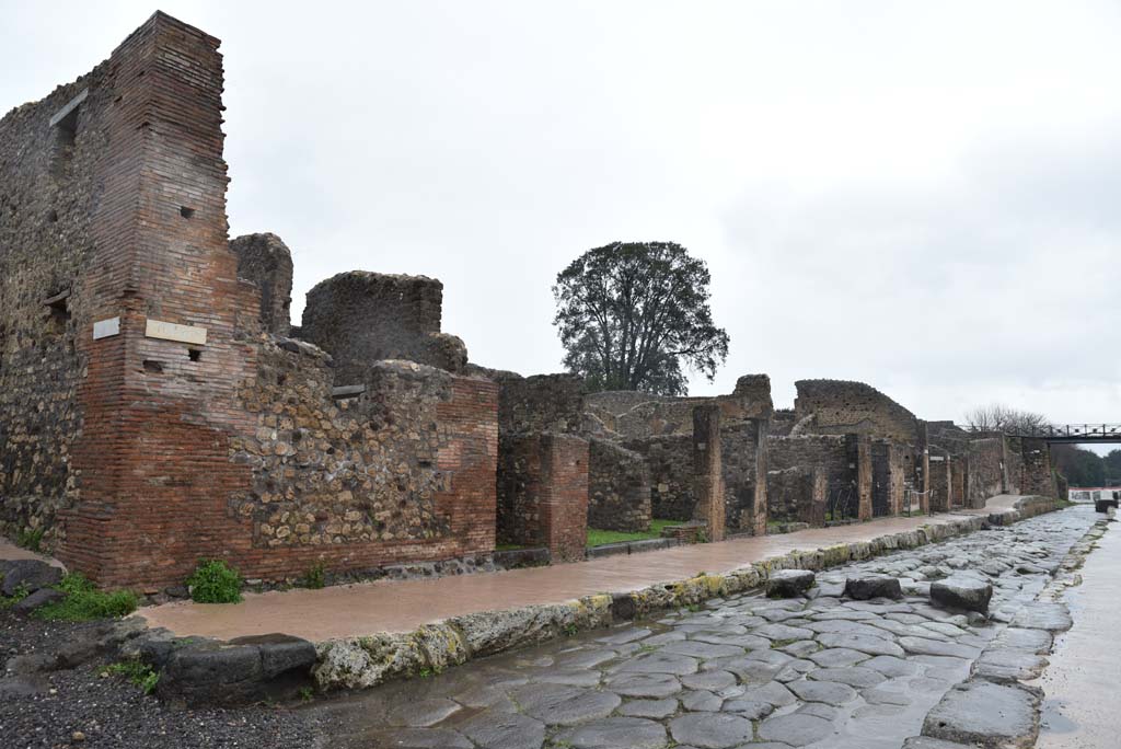 Via di Nola, north side, Pompeii. March 2018. Looking east from V.4.1, on left, towards V.5, on right.
Foto Annette Haug, ERC Grant 681269 DÉCOR.