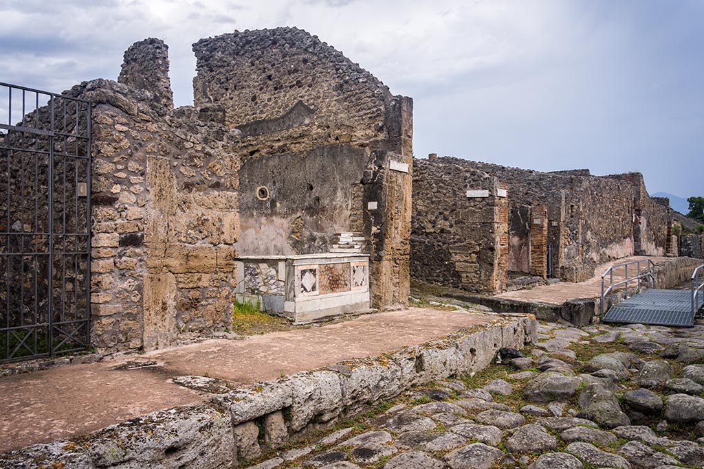 Via di Nola, north side, Pompeii. July 2024. 
Entrance doorways to V.4.6 and 7, on corner of Vicolo dei Gladiatori. Photo courtesy of Johannes Eber.