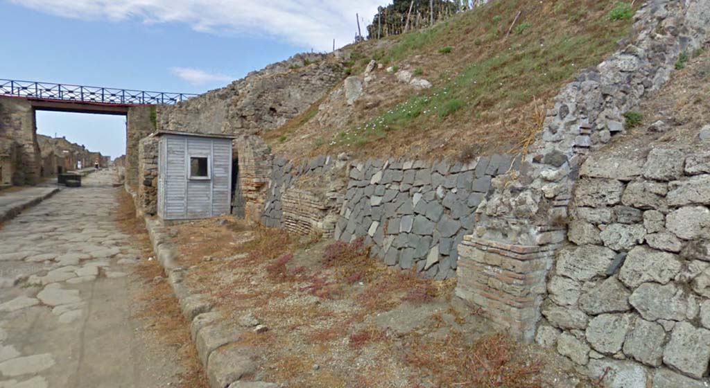 Via di Nola, north side, Pompeii. June 2019. 
Looking west along Insula IV.1, from IV.1.g at east end, with unexcavated roadway between IV.1 and IV.2, on right.
Foto Taylor Lauritsen, ERC Grant 681269 DÉCOR.