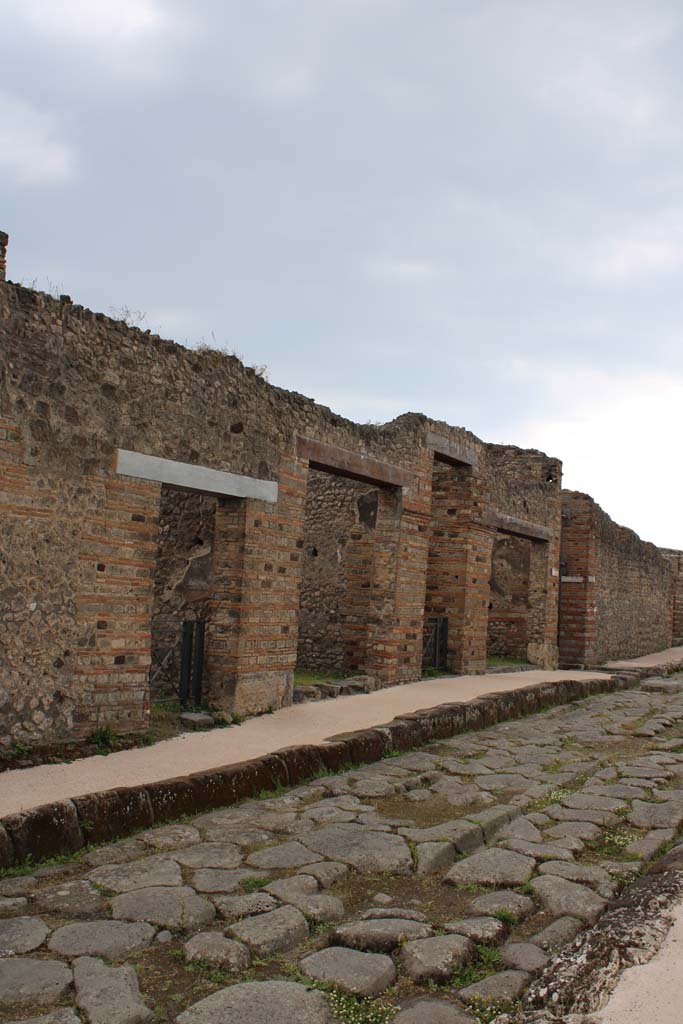 Via di Nola, south side, Pompeii. May 2019. 
Looking west from IX.5.4, on left, to IX.5.1, and entrance to Vicolo di Tesmo, on right.
Foto Christian Beck, ERC Grant 681269 DÉCOR.