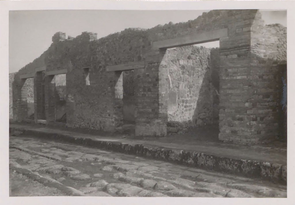 Via di Nola, Pompeii, south side. Pre-1942. Looking towards entrance doorways of IX.5.7, on left, then IX.5.6, 5, 4, 3 and IX.5.2, on right.
See Warscher, T. 1942. Catalogo illustrato degli affreschi del Museo Nazionale di Napoli. Sala LXXX. Vol.2. Rome, Swedish Institute
DAIR 40.812.  Photo © Deutsches Archäologisches Institut, Abteilung Rom, Arkiv.