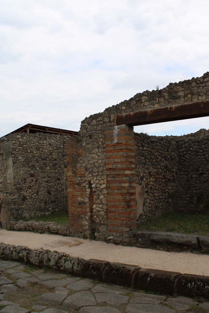 Via di Nola, south side, Pompeii. May 2019. 
Looking towards entrance doorways to IX.5.8, on left, and IX.5.7, on right.
Foto Christian Beck, ERC Grant 681269 DÉCOR.
