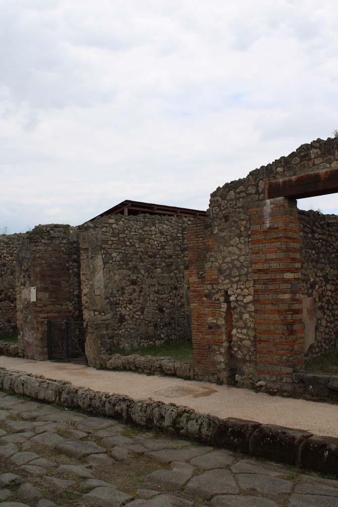 Via di Nola, south side, Pompeii. May 2019. 
Entrance doorways to IX.5.9, on left, and IX.5.8, in centre.
Foto Christian Beck, ERC Grant 681269 DÉCOR.