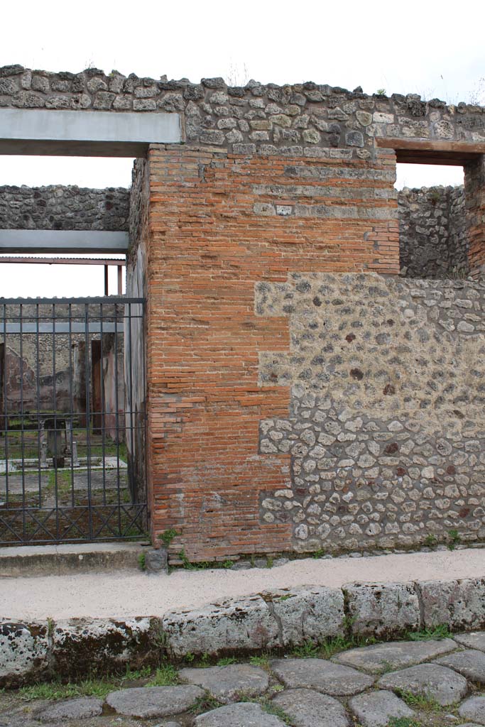 Via di Nola, south side, Pompeii. May 2019. 
Front façade on west side of entrance doorway into IX.5.11.
Foto Christian Beck, ERC Grant 681269 DÉCOR.