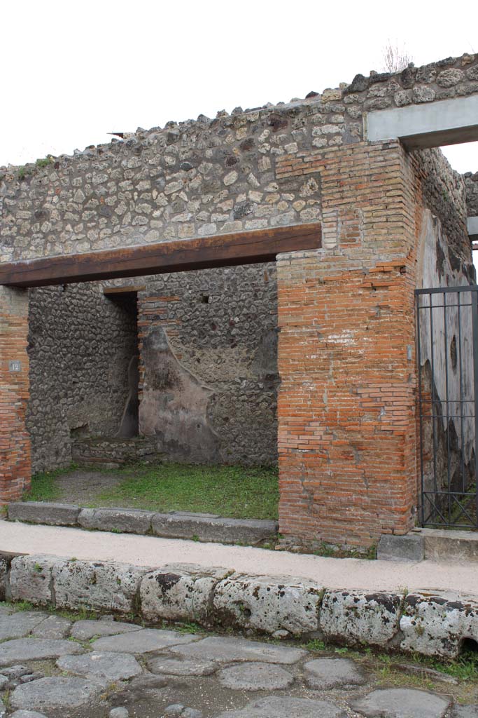 Via di Nola, south side, Pompeii. May 2019. 
Entrance doorway to IX.5.12, on left, and IX.5.11, on right.
Foto Christian Beck, ERC Grant 681269 DÉCOR.