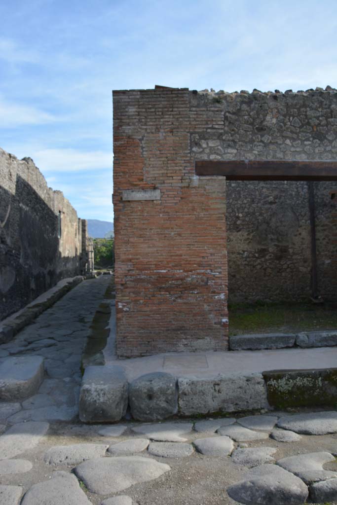 Via di Nola, south side, Pompeii. March 2017.
Looking south to pilaster on east side of doorway of IX.5.12 on corner junction with Vicolo del Centenario. 
Foto Christian Beck, ERC Grant 681269 DÉCOR.
