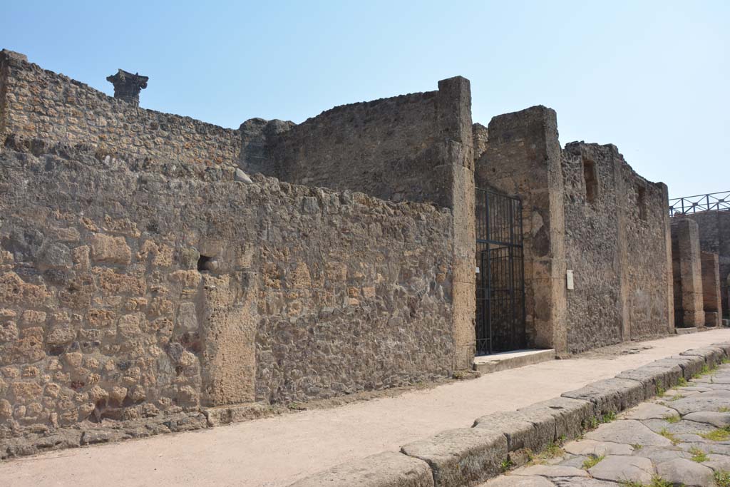 Via di Nola, south side, Pompeii. July 2017. Looking west along front façade towards IX.14.4, in centre. 
Foto Annette Haug, ERC Grant 681269 DÉCOR.
