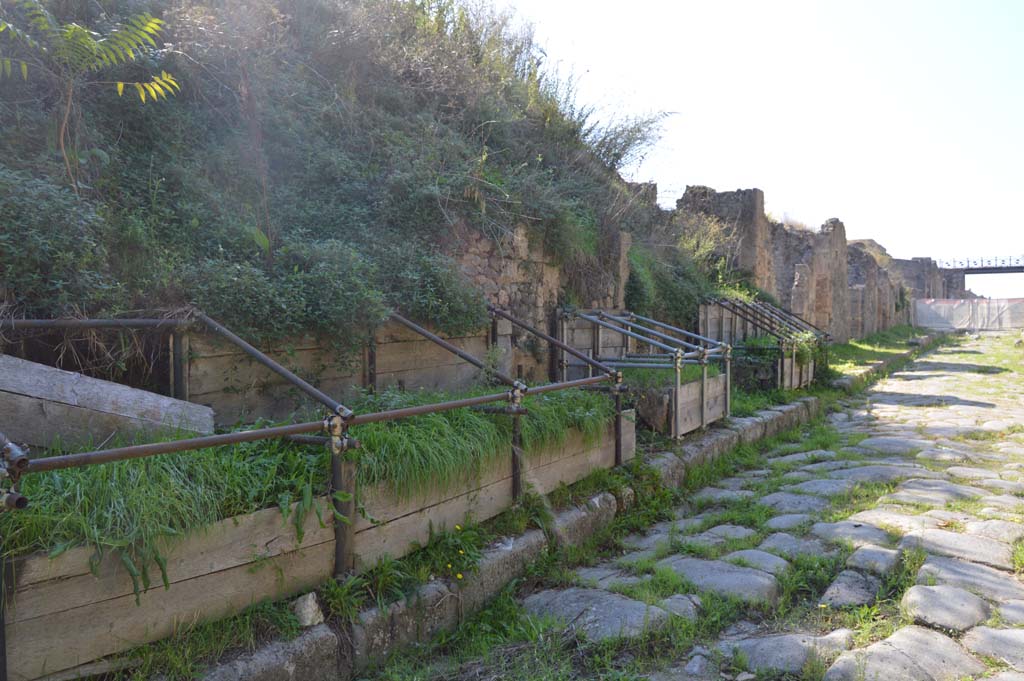 Via di Nola, south side, Pompeii. October 2017. Looking west along Insula III.9 from III.9.3 towards IX.14, and road-bridge, on right.
Foto Taylor Lauritsen, ERC Grant 681269 DÉCOR.