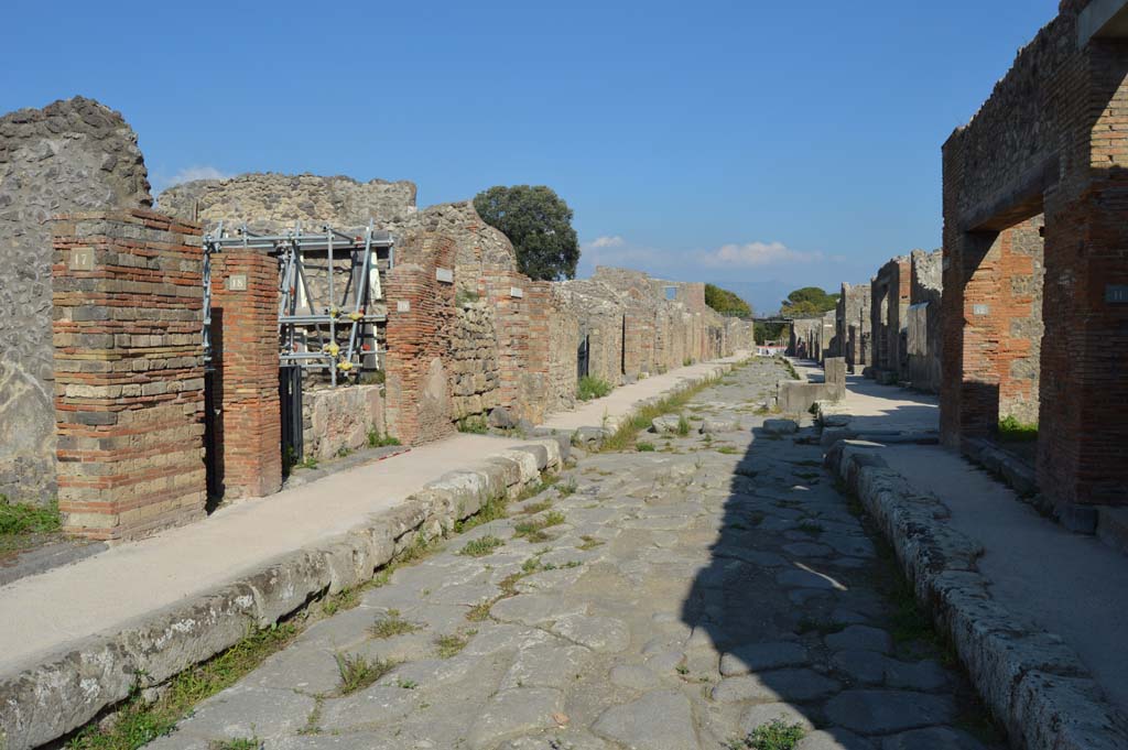 Via di Nola, October 2017. Looking east from between V.2.17, on left, and IX.5.11/12, on right
Foto Taylor Lauritsen, ERC Grant 681269 DÉCOR.