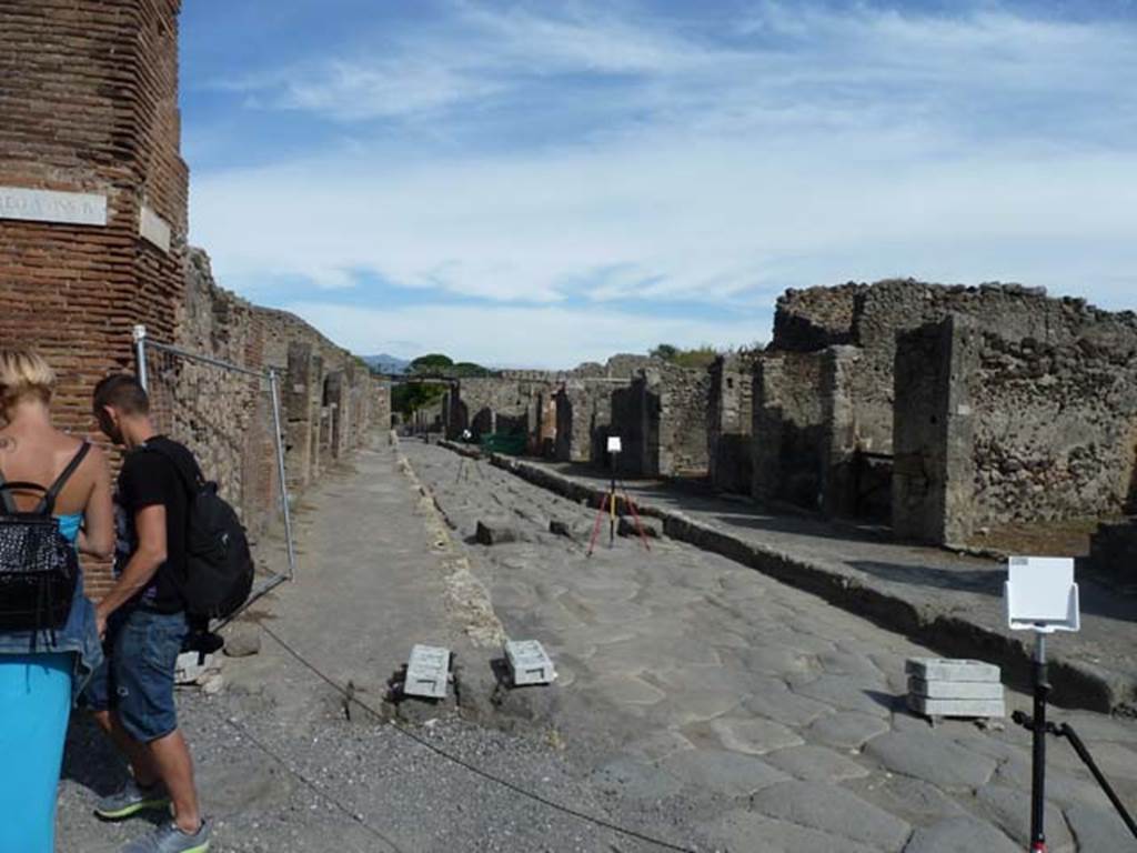 Via di Nola, September 2015. Looking east between V.4 and IX.9.