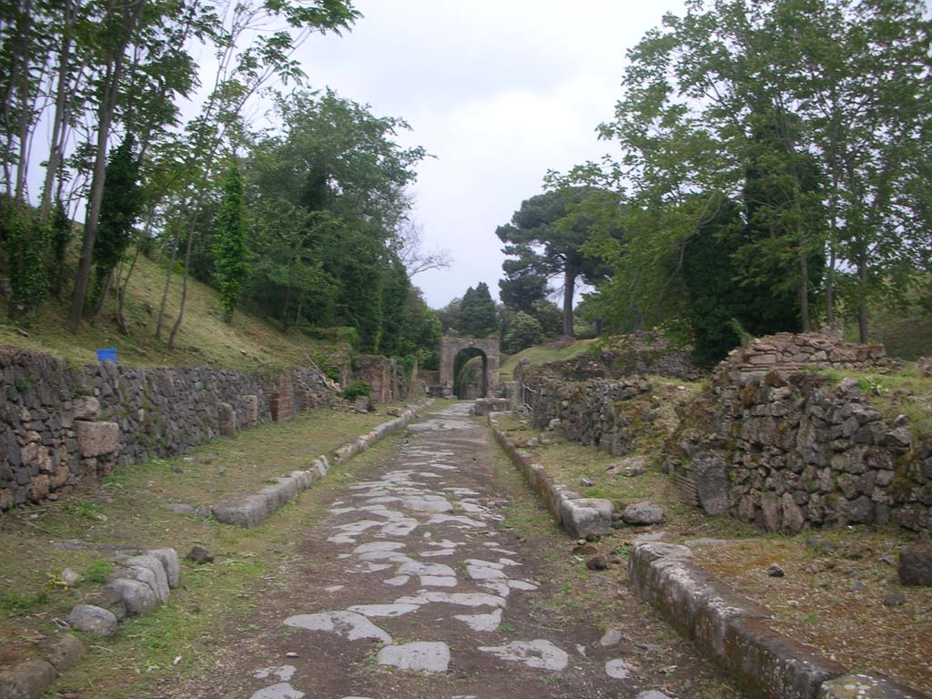 Via di Nola, Pompeii. May 2010. Looking east towards Nola Gate, from between IV.3 and III.9. Photo courtesy of Ivo van der Graaff.