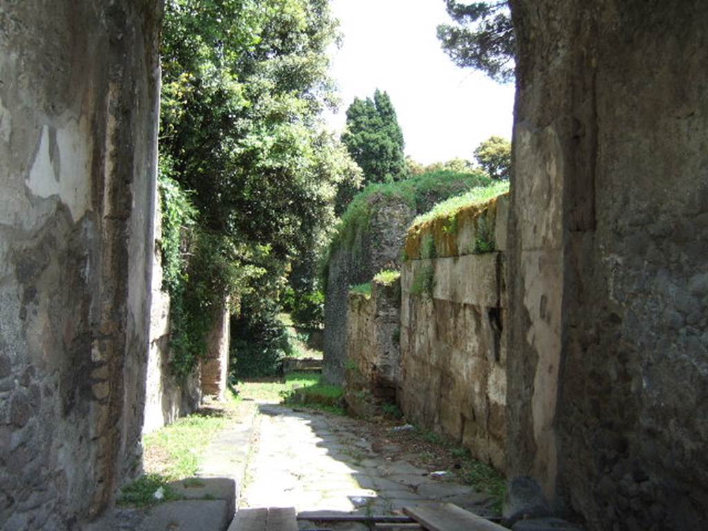 Via di Nola. May 2006. Looking east out of the city at the Nola Gate.
