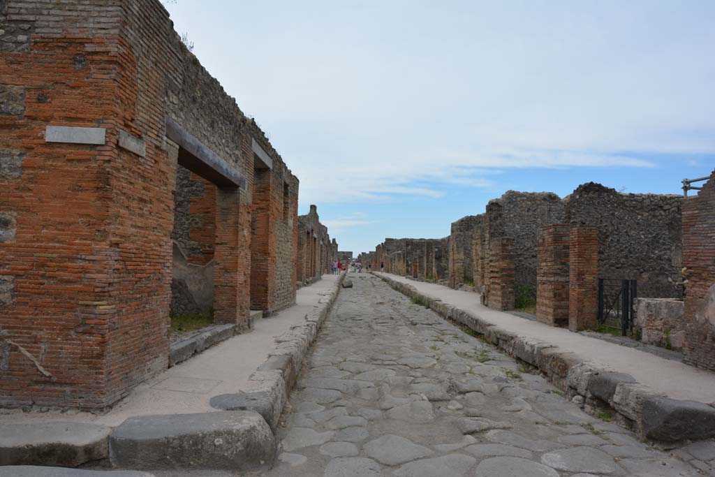 Via di Nola, Pompeii. May 2017. Looking west from IX.5.12, on left, and V.2.19, on right.
Foto Christian Beck, ERC Grant 681269 DÉCOR.