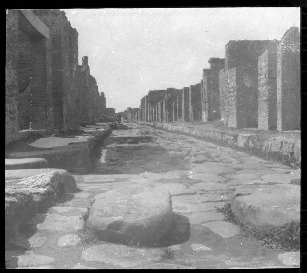 Via di Nola, Pompeii. Photo by B. M. Blackwood. 
Looking west near junction with vicolo between IX.8 and IX.5, on left, and V.2, on right.
Used with the permission of the Institute of Archaeology, University of Oxford. File name blackwood 014. Resource ID. 24606.
See photo on University of Oxford HEIR database