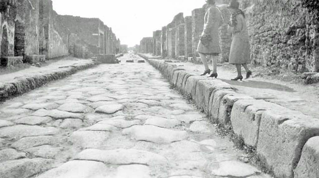 Via di Nola, Pompeii, 1933. Looking west from near IX.8.3, on left.  Photo courtesy of Peter Woods.
