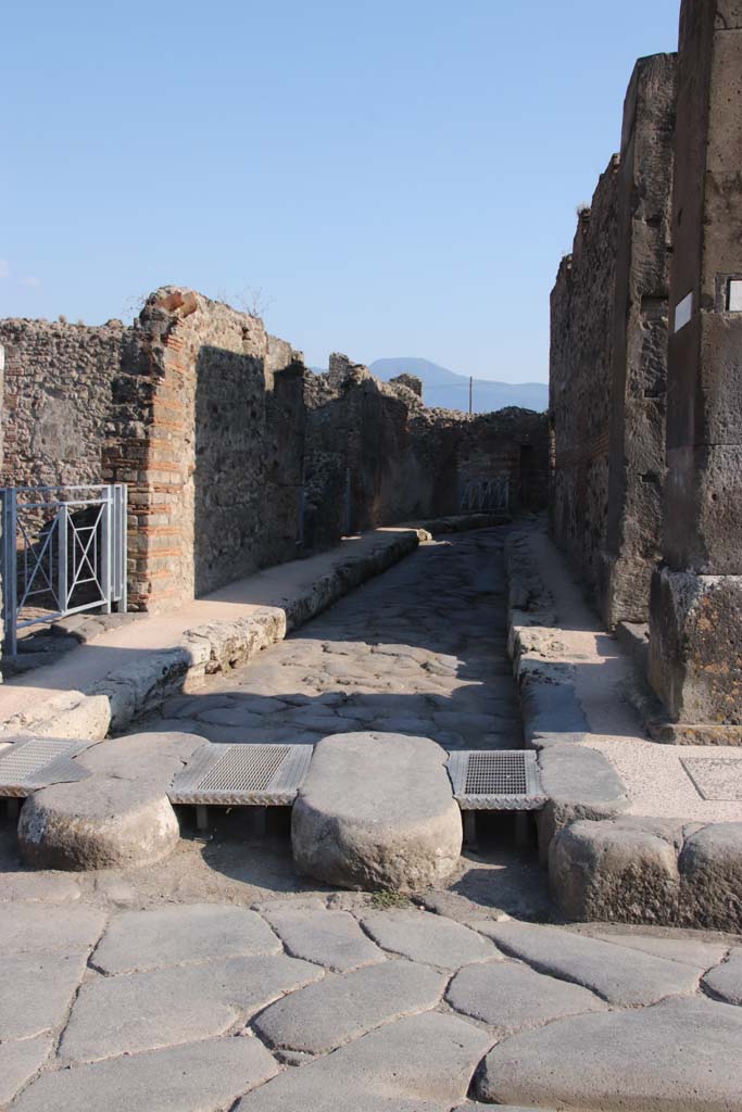 Vicolo Storto, between VII.3 and VII.4, September 2021. 
Looking south from the junction with Via della Fortuna. Photo courtesy of Klaus Heese.