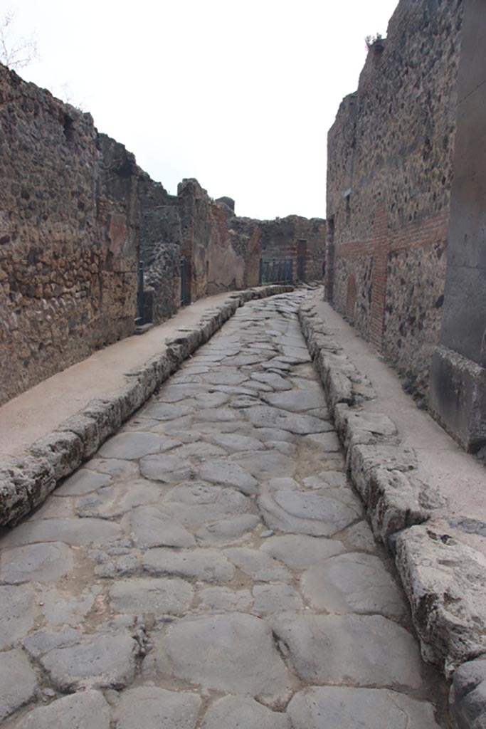 Vicolo Storto, between VII.3 and VII.4, October 2023. 
Looking south. Photo courtesy of Klaus Heese.