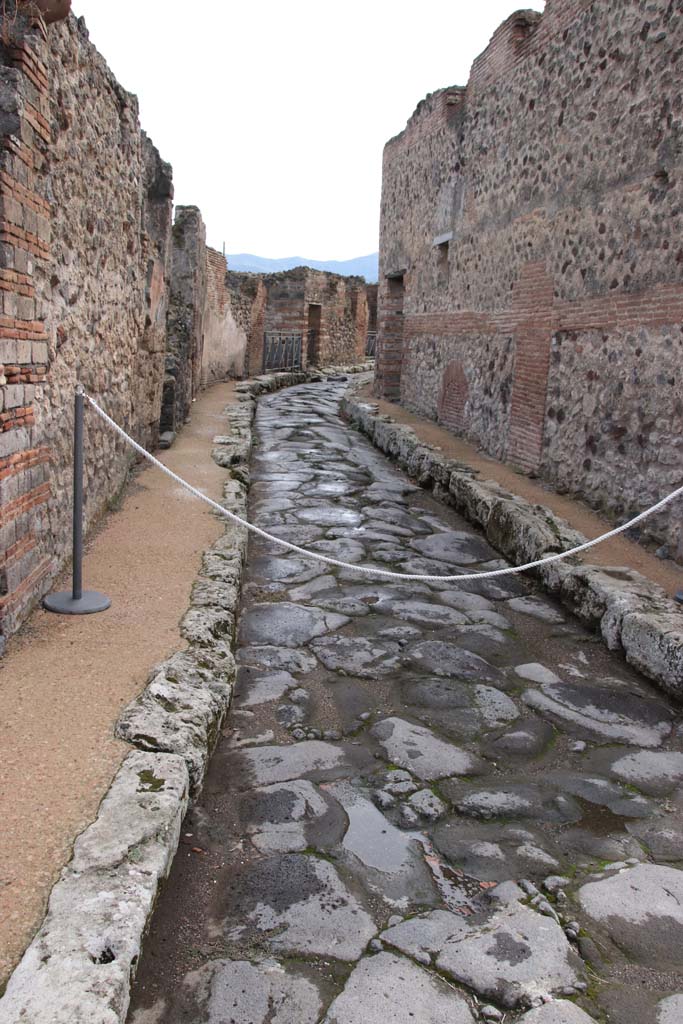 Vicolo Storto, between VII.3 and VII.4, October 2020. Looking south.
Photo courtesy of Klaus Heese.