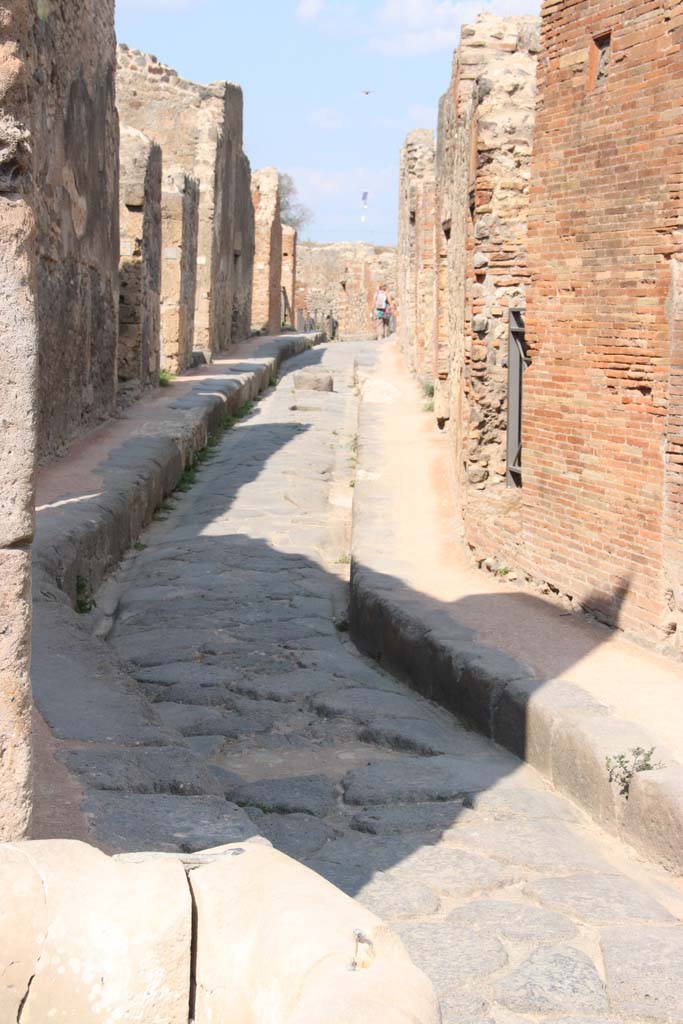 Vicolo Storto between VII.4 and VII.2. September 2017. Looking north.
Photo courtesy of Klaus Heese.