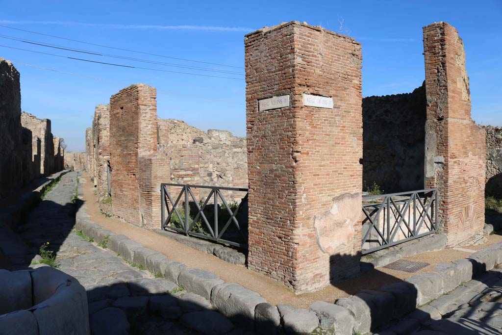 Vicolo Storto, Pompeii, on left. December 2018.
Junction with Via degli Augustali, on right, at corner of VII.2.32/33. Photo courtesy of Aude Durand.