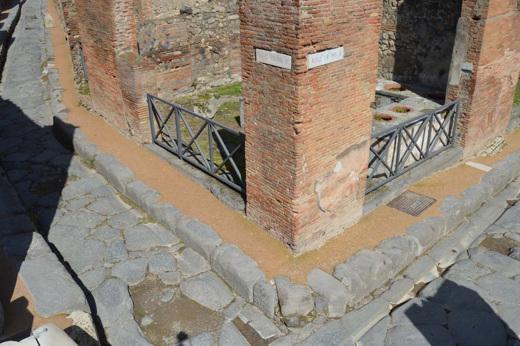 Vicolo Storto, Pompeii, on left, and VII.2.32, left of centre, with VII.2.33, on right. March 2018. 
Looking towards entrances at junction of Vicolo Storto, on left and Via degli Augustali, on right.  
Foto Taylor Lauritsen, ERC Grant 681269 DÉCOR.