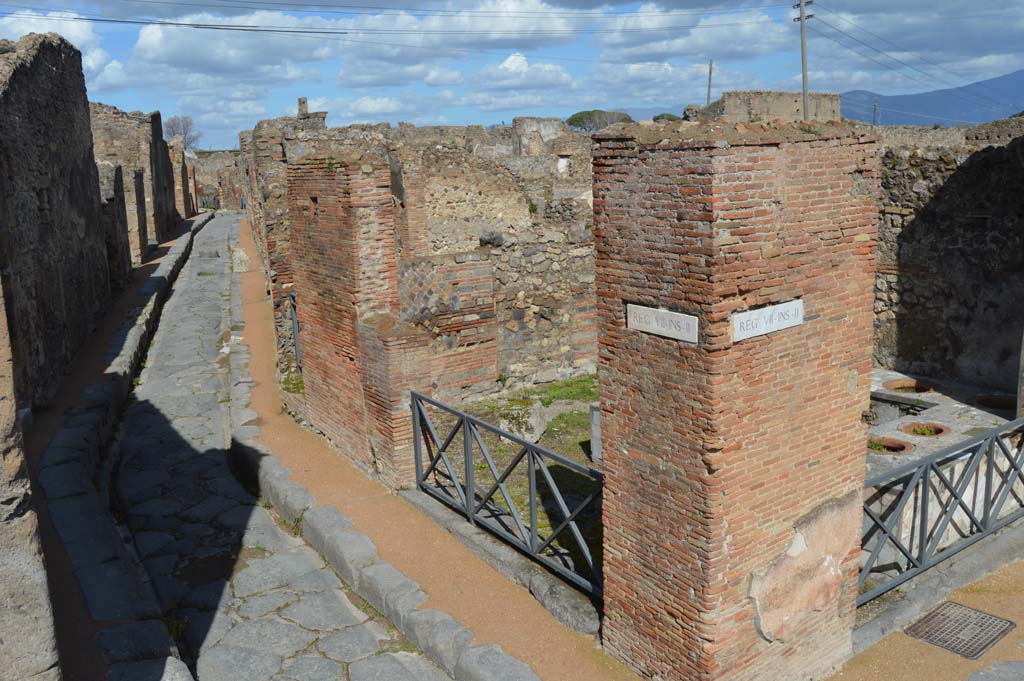 Vicolo Storto, Pompeii. March 2018. 
Looking north along roadway from junction with Via degli Augustali, on right, at corner of VII.2.32/33.
Foto Taylor Lauritsen, ERC Grant 681269 DÉCOR.