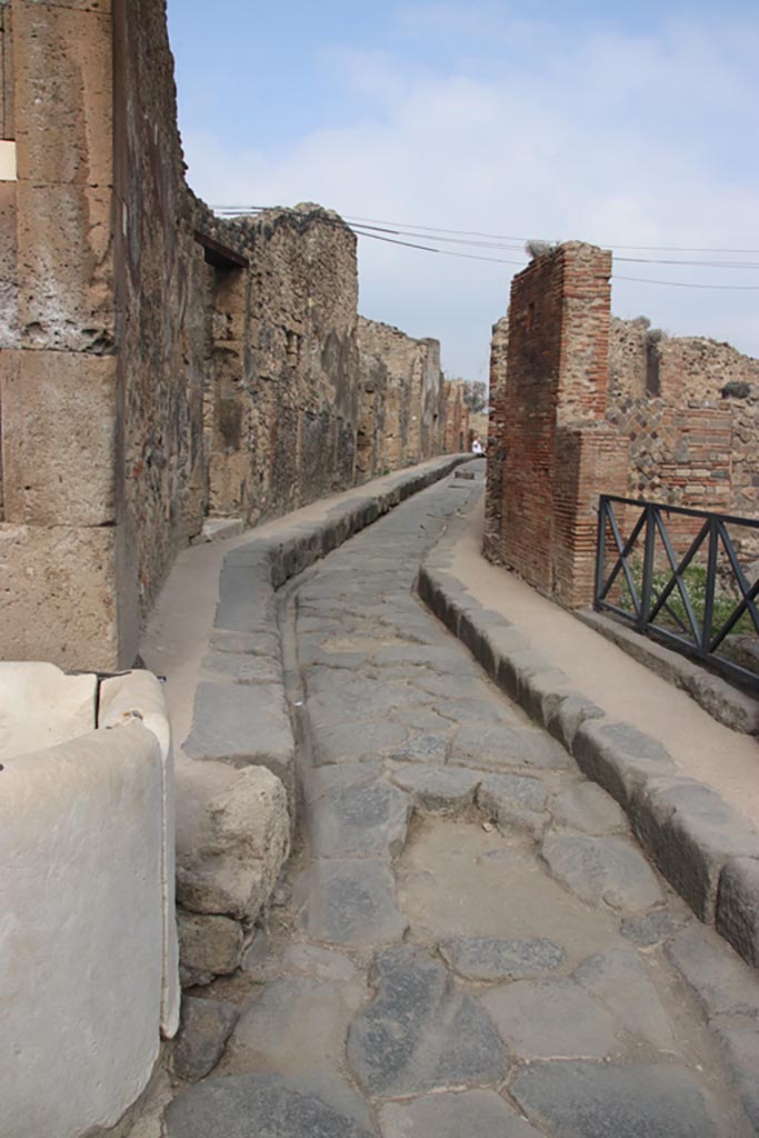 Vicolo Storto, Pompeii. October 2023. 
Looking north from junction with Via degli Augustali. Photo courtesy of Klaus Heese.