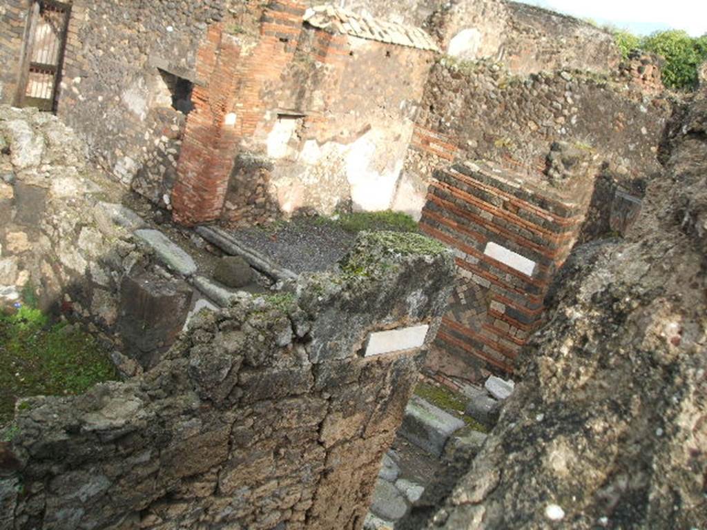 Vicolo degli Scheletri. December 2004. Looking to north side of the crossroads with Vicolo di Eumachia between VII.9 and VII.10.