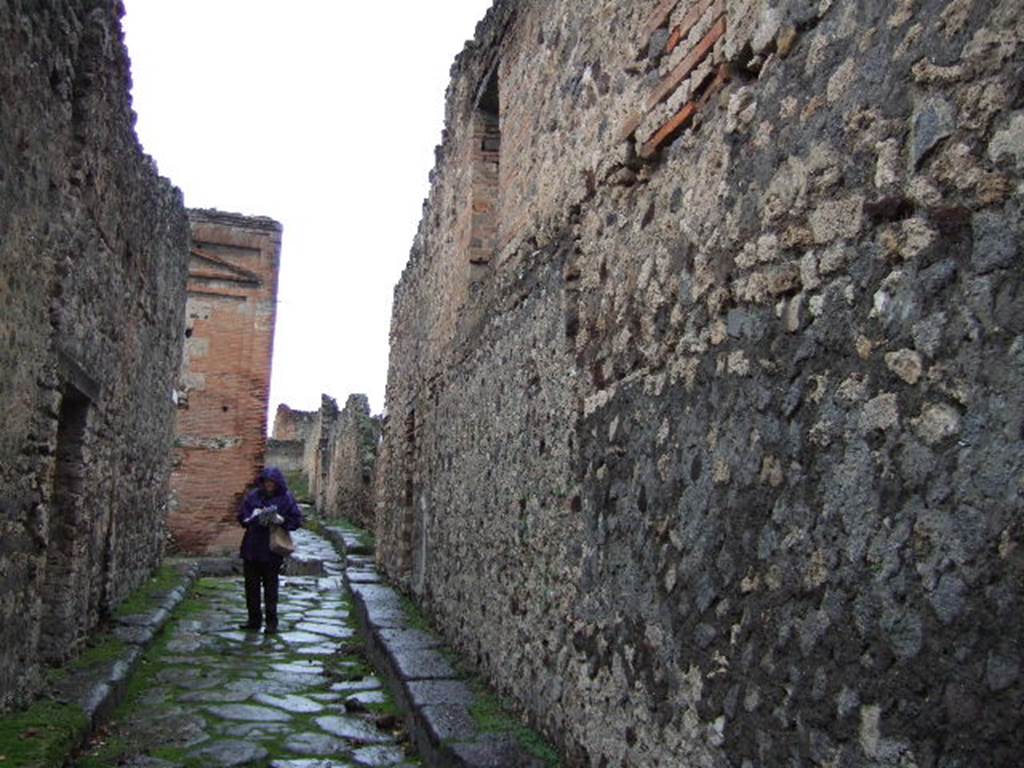 Vicolo degli Scheletri between VII.13 and VII.10. December 2005. Looking west to crossroads with Vicolo di Eumachia, from VII.13.19.