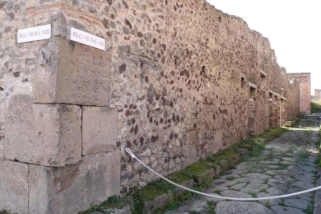 Vicolo degli Scheletri, south side, Pompeii. December 2018. 
Looking west along VII.13, from junction with Vicolo della Maschera, on left. Photo courtesy of Aude Durand.