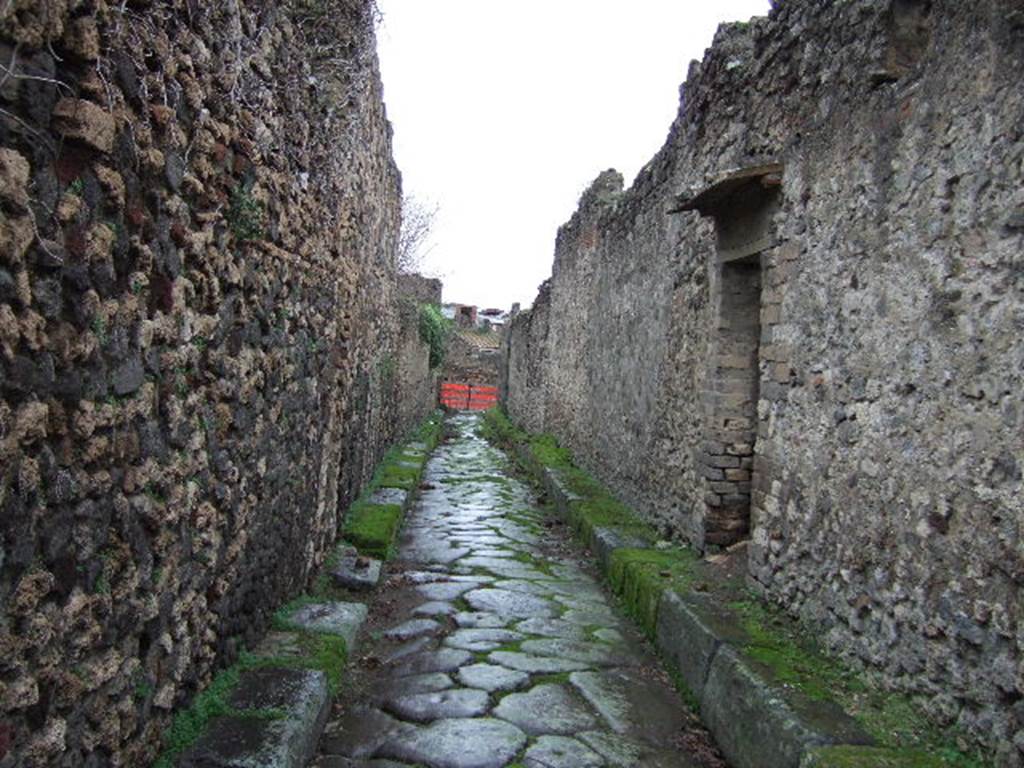 Vicolo degli Scheletri between VII.11 and VII.14. December 2005. Looking east from VII.14.17 towards junction with Vicolo del Lupanare.