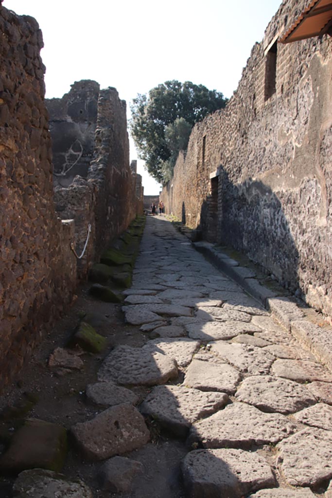 Vicolo dei Dodici Dei, Pompeii. October 2022.  
Looking south between VIII.5, on left, and VIII.3, on right. Photo courtesy of Klaus Heese.