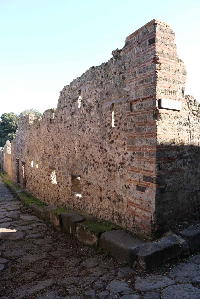 Vicolo delle Pareti Rosse, on left, Pompeii. December 2018. 
Corner junction of VIII.6.9/10, with Vicolo dei Dodici Dei, on right. Photo courtesy of Aude Durand.
