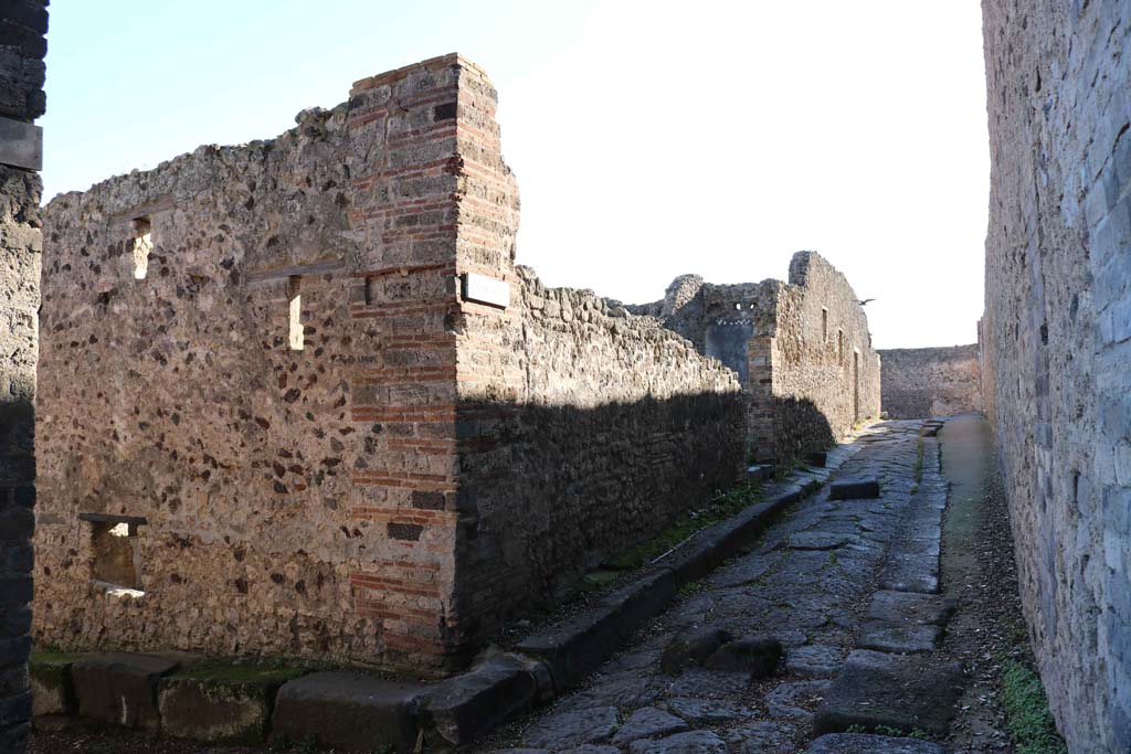 Vicolo dei Dodici Dei, Pompeii. December 2018. 
Looking south along VIII.6, on east side of Vicolo dei Dodici Dei. Photo courtesy of Aude Durand.