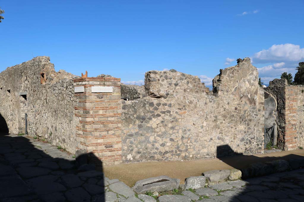 Vicolo dei Dodici Dei, on left, Pompeii. December 2018. 
Looking north towards junction with Vicolo della Regina, lower right. Photo courtesy of Aude Durand.